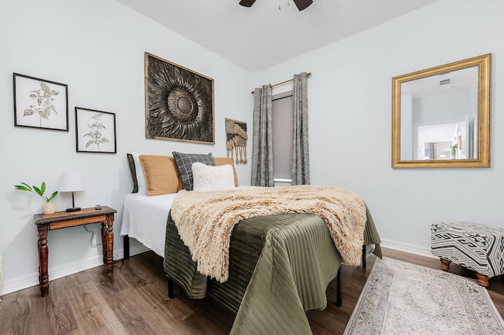 Dormitorio 3 con cama tamaño queen con banco de armario, que se puede utilizar para equipaje, sentarse o un niño puede dormir allí. Cestas adicionales para almacenamiento, ganchos y perchas.