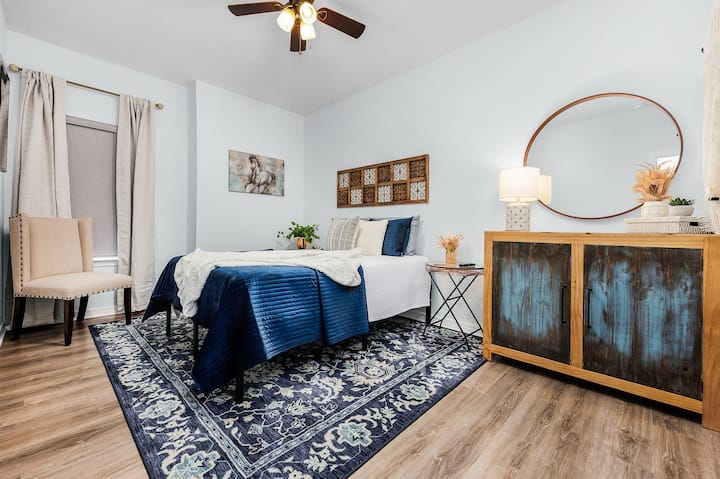 Dormitorio 2 con colchón tamaño queen, armario de almacenamiento, etc.