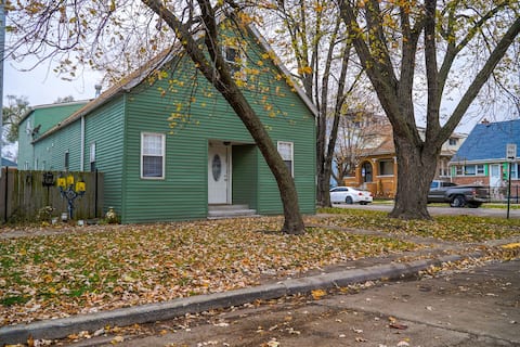 Near city 5 BR, 2bath, 2 living room private home