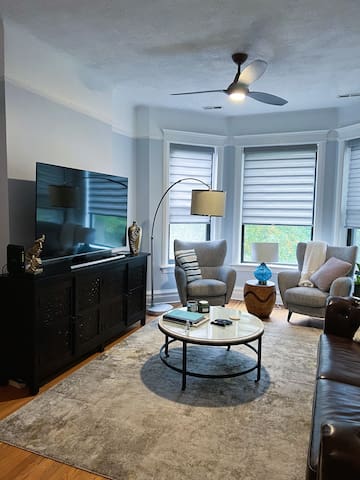 Upscale Condo in Lakeview near Wrigley Field