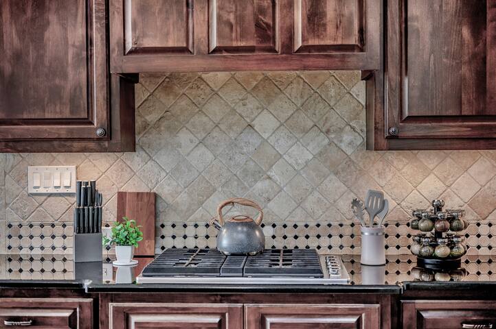 Gated villa w/ gorgeous views, pool & hot tub! gallery image 5