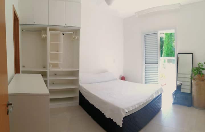 جناح مع إمكانية الوصول إلى الشرفة وإطلالات خلابة على الغابة الأصلية.