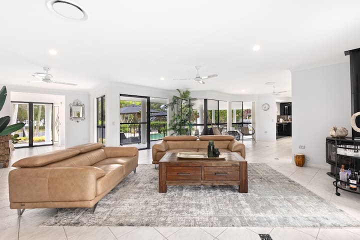 Beach Frontage With  Large Pool - Hervey Bay