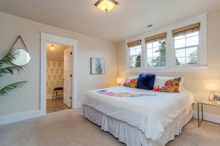 ห้องนอน #2 ชั้นบนยังมีเตียงขนาดคิงไซส์และห้องน้ำในตัวส่วนตัว