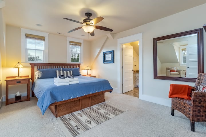 ห้องนอนห้องแรกอยู่ชั้นบนเตียงคิงไซส์และห้องน้ำในตัวส่วนตัว