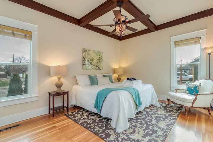 ห้องนอนชั้นหลักพร้อมเตียงขนาดคิงไซส์พื้นที่นั่งเล่นและห้องน้ำในตัว