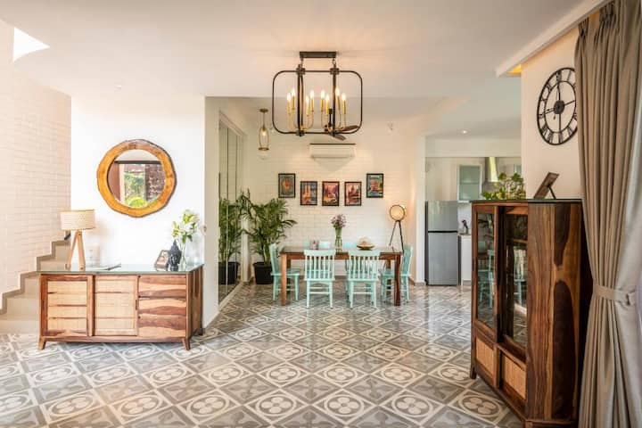 ✨️Dine in style, relax in charm✨️
A perfect blend of rustic elegance and modern comfort awaits you in this dreamy retreat.✨️
