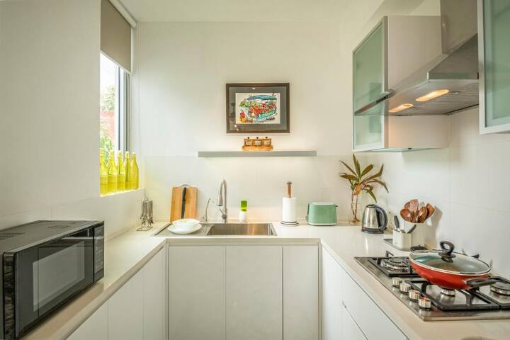 ✨A Kitchen Made for Comfort & Style ️✨
Sleek, modern, and fully equipped—where every meal feels like home.✨
