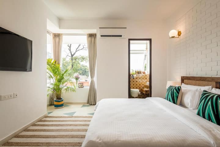 ☀️Wake Up in Paradise☀️
Soft linens, lush views, and a peaceful retreat—this is your dream stay in Goa.☀️