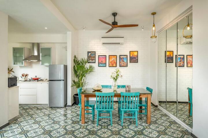 ✨A dining space that brings color and character to every meal✨
Enjoy vibrant decor, cozy vibes, and a kitchen ready for your next feast!✨