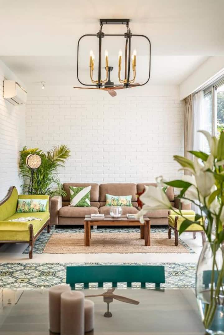 ✨Unwind in this elegant living space✨
Soft tones, warm lighting, and a cozy ambiance make it the perfect spot to relax and recharge.☕✨