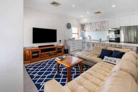 Spacious coastal abode - Beach end of John St