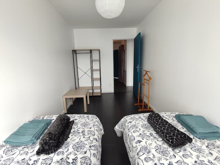 חדר שינה 2 , 2 מיטות 90 ס"מ, חדר הלבשה 