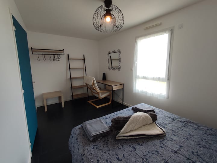 חדר שינה 1 מיטת קווין סייז עם חדר הלבשה ושולחן כתיבה