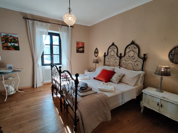 غرفة النوم 3 - "Bule' e Trifula" أو الفطر والكمأة بلهجة Piedmontese. سرير بحجم كوين. إطار الحديد الزهر أصلي ويتم إعادة تدويره بفخر.