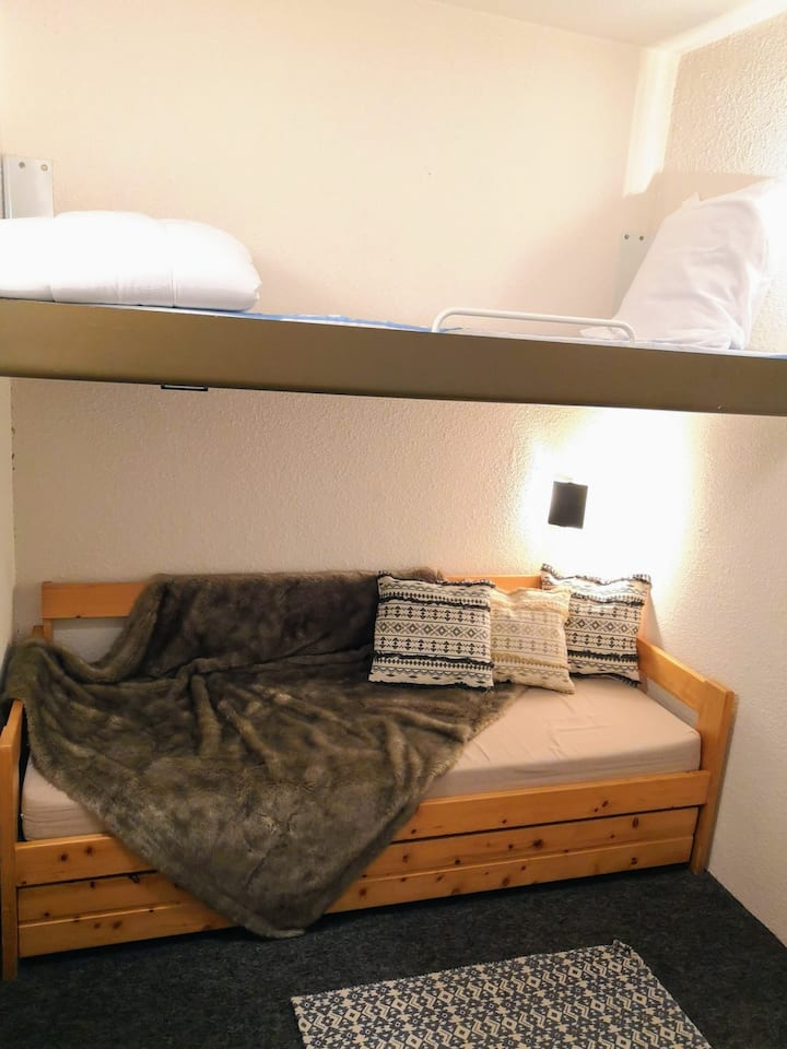 Eneo la kulala mlangoni lenye kitanda cha urefu wa 70x200 (kwa watu wazima wenye umri wa zaidi ya miaka 6) na kitanda cha kuvuta ambacho kinageuka kuwa kitanda halisi cha watu wawili 140x190.
