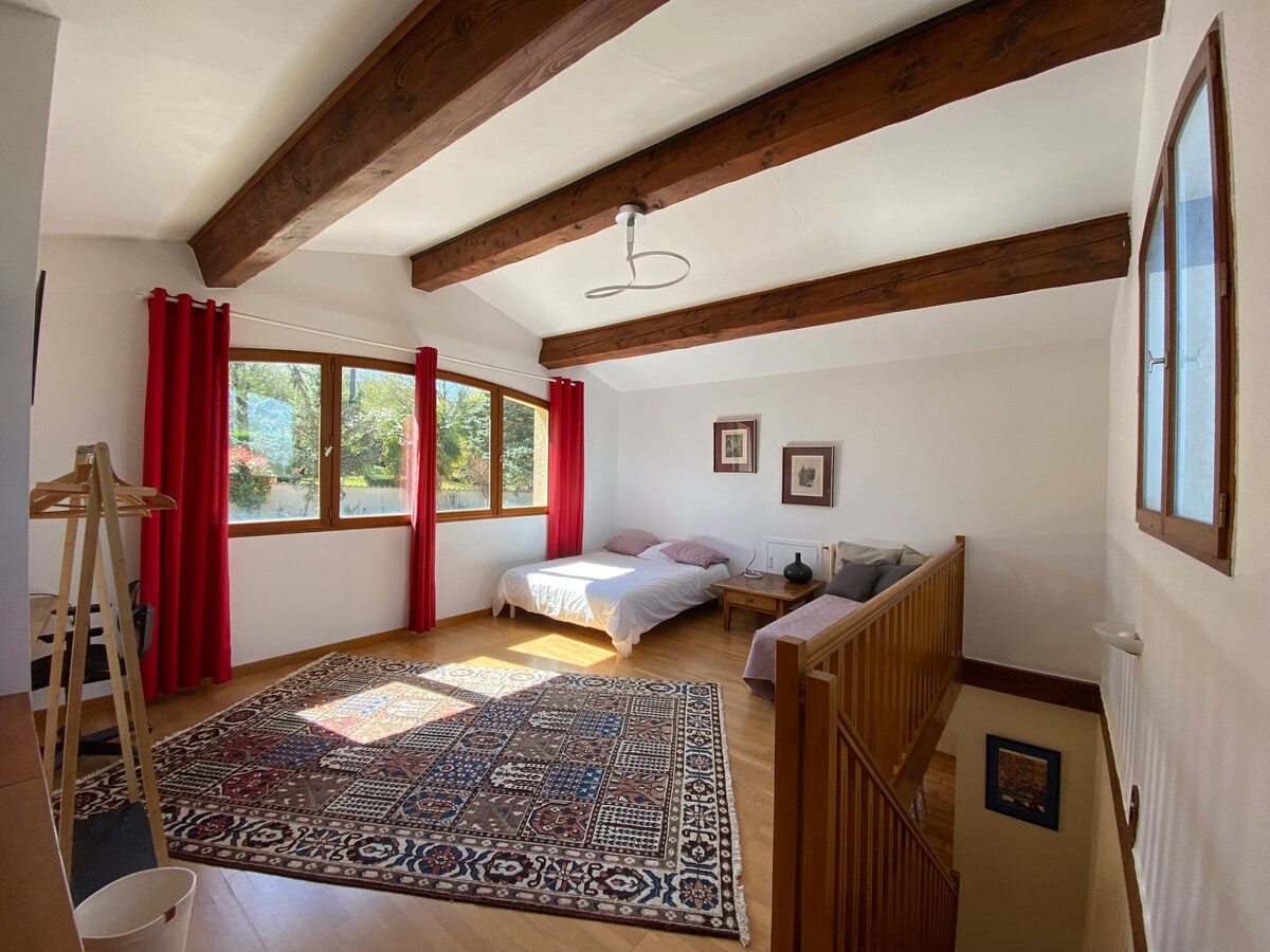 חדר שינה בגודל 30 מ"ר, בקומה הראשונה ממדרגות הסלון. עם גובה תקרה של 5 מ' ו -2 חלונות גדולים, שאחד מהם משקיף על הבריכה, יש לו מיטה זוגית + מיטת יחיד אחת. 