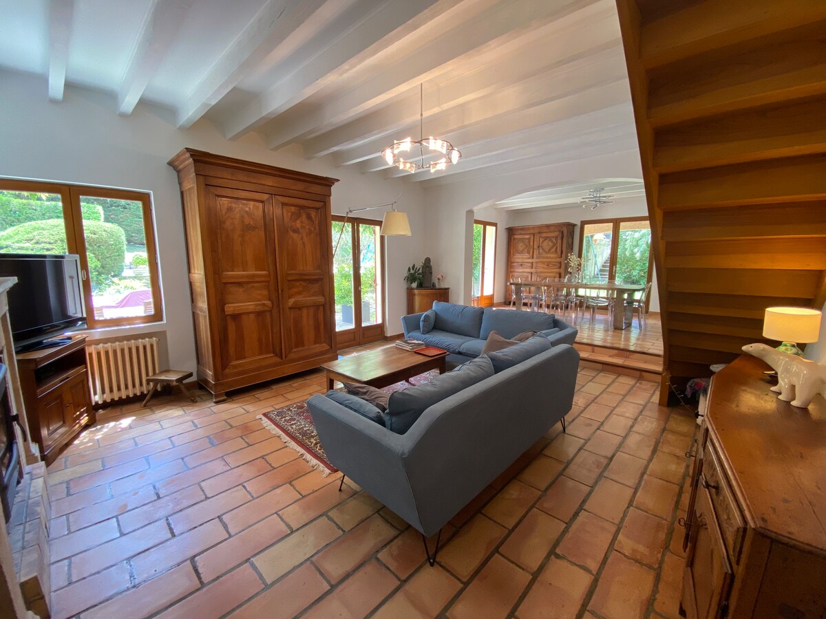 סלון בגודל 50 מ"ר, עם 3 דלתות חלון + חלון אחד ו -2 ספות של 3 מקומות כל אחת. העיצוב, עם ריהוט עתיק ונגיעות עכשוויות, הוא ייחודי וחמים.