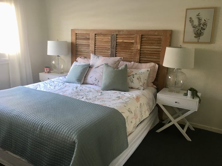 Საძინებელი 2.  დიდი ზომის საწოლი.  Ადგილი პორტატული საწოლისთვის.  Სრული დაბლოკვის ჟალუზები და ჟალუზები. 