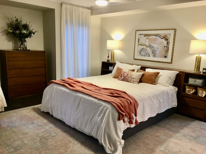 Მთავარი საძინებელი. საწოლი 193 × 203 სმ