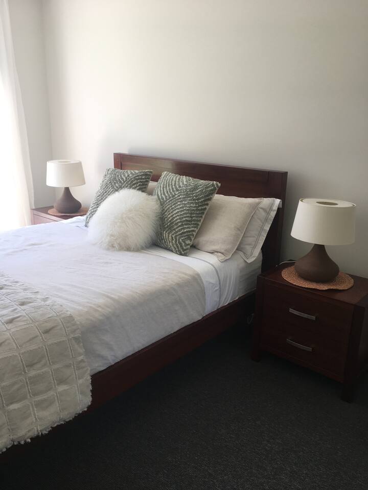 Საძინებელი 3. ორადგილიანი საწოლი. ბაღის ხედები. 