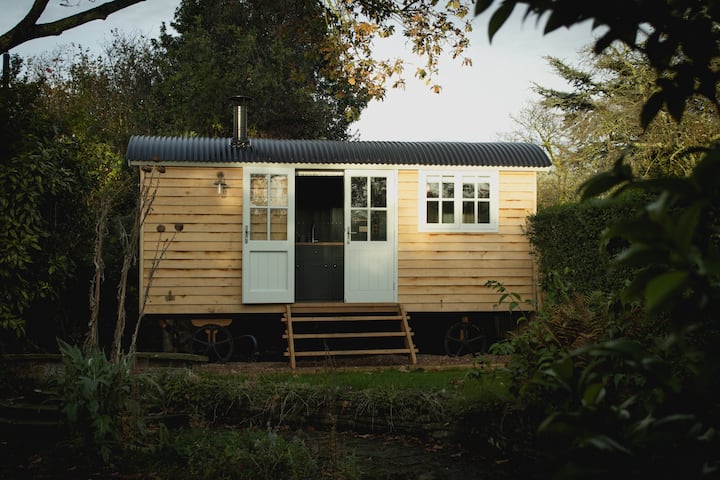 Aldcliffe Hut: a rural retreat in an urban setting