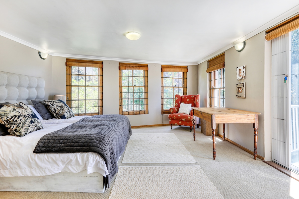 ห้องนอน 2 เปิดออกสู่ระเบียงเปิดโล่งพร้อมวิว