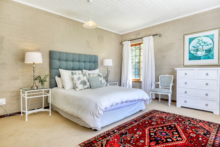 غرفة نوم 4 مع حمام داخلي وحمام وحوض