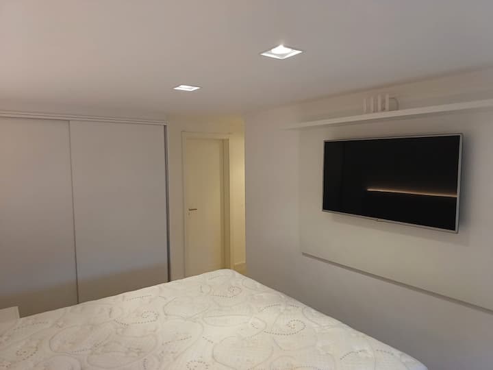 ห้องสวีทหลักพร้อมทีวี 50 ฟุตและที่สำหรับอ่านหนังสือ/เรียนพร้อมเราเตอร์เพื่อปรับปรุงสัญญาณอินเทอร์เน็ต 