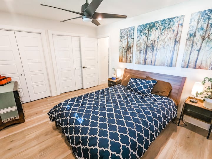 ห้องนอนที่ 2 พร้อมเตียงควีนไซส์ตู้เสื้อผ้าและตู้เสื้อผ้า 2 ตู้