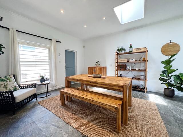Sunny and Stunning 2 Bedroom Cape Town Home gallery image 5