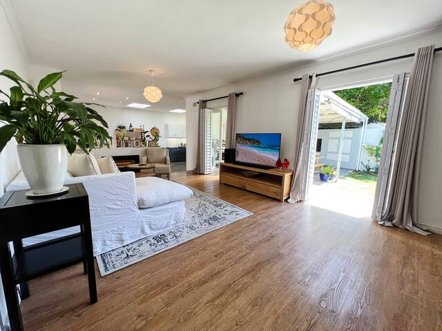 Sunny and Stunning 2 Bedroom Cape Town Home gallery image 3