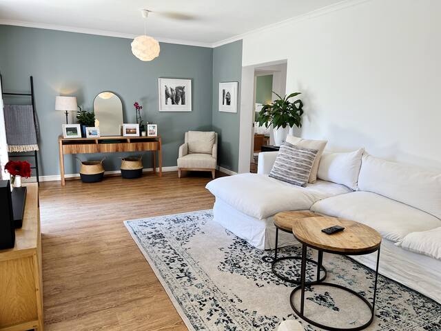 Sunny and Stunning 2 Bedroom Cape Town Home gallery image 4