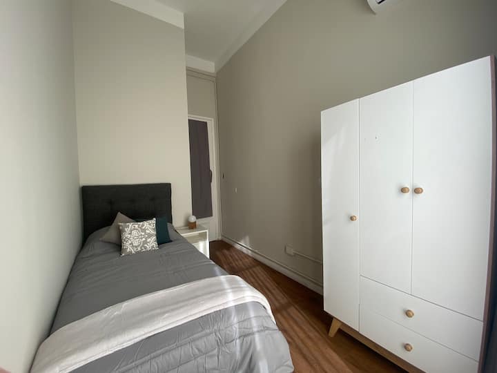 Spavaća soba B za 1 osobu, krevet 0,90x 1,90. Placard.  Aire frio calor,  cortinas black out.