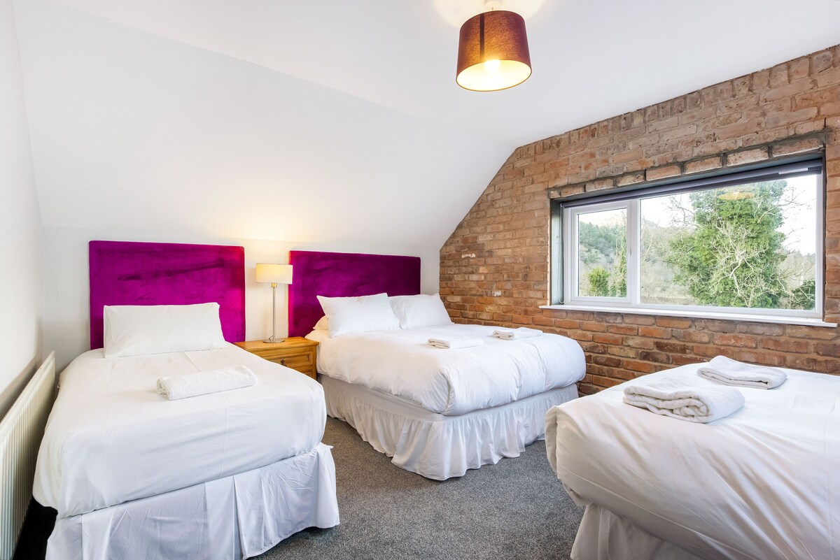 Dhoma e gjumit 4 - 1 teke dhe 2 dyshe me banjën ngjitur. 