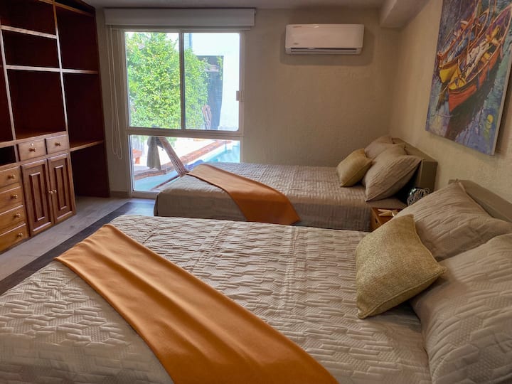 غرفة نوم رئيسية بسريرين كبيرين 
مساحة خزانة كبيرة