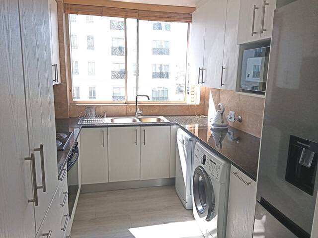 Beautiful condo! Walking distance to everything! gallery image 4