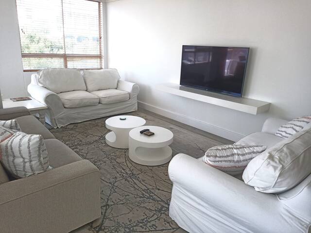 Beautiful condo! Walking distance to everything! gallery image 2