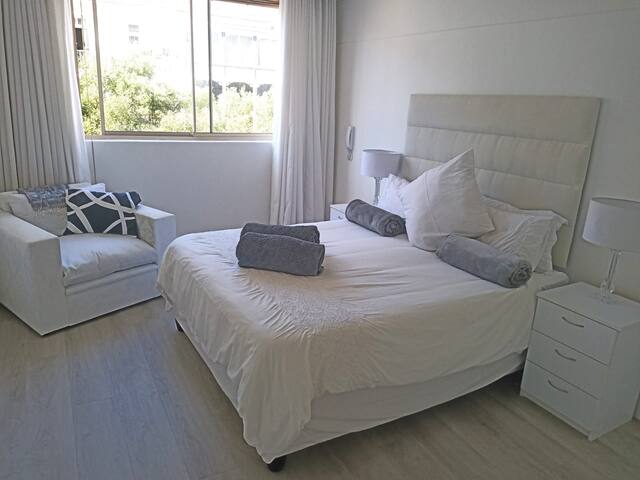 Beautiful condo! Walking distance to everything! gallery image 5