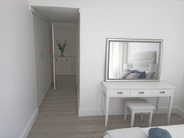 Beautiful condo! Walking distance to everything! gallery image 3