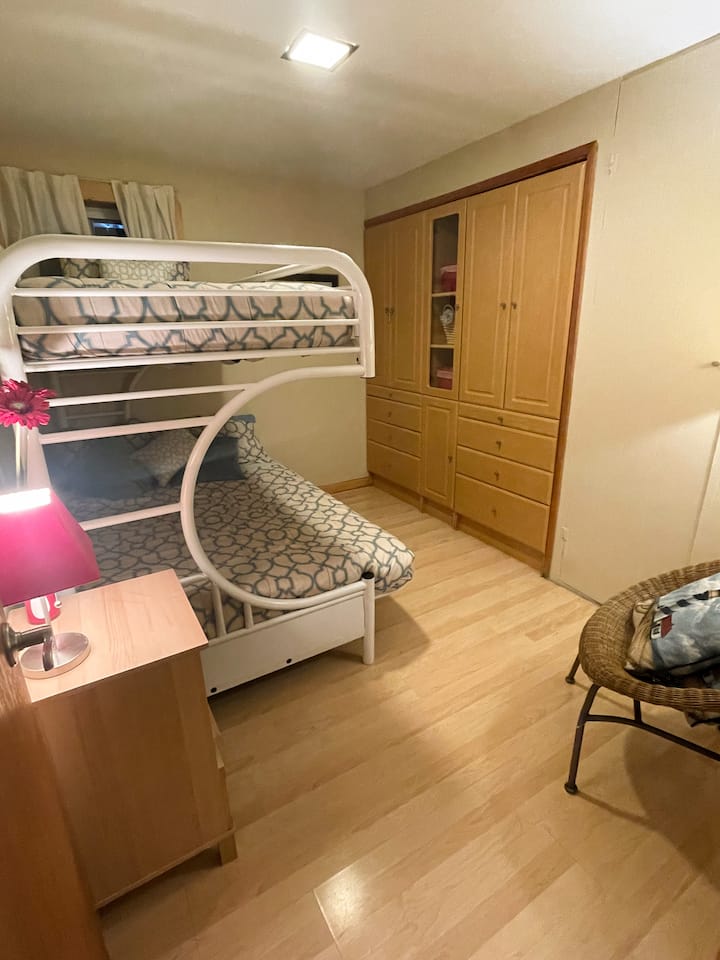 Dormitorio en la planta baja (tercer dormitorio). Una cama de matrimonio y una cama individual. Hay mucho espacio en el armario y los cajones.