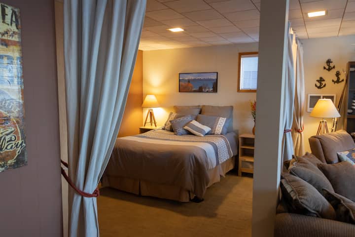 Dormitorio en la planta baja (dormitorio 4) con cama tamaño queen y cortinas para mayor privacidad.