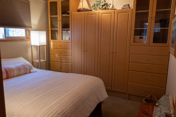 El dormitorio de la planta principal ofrece una cama Tempur-Pedic ajustable electrónicamente que es maravillosa para leer antes de dormir.