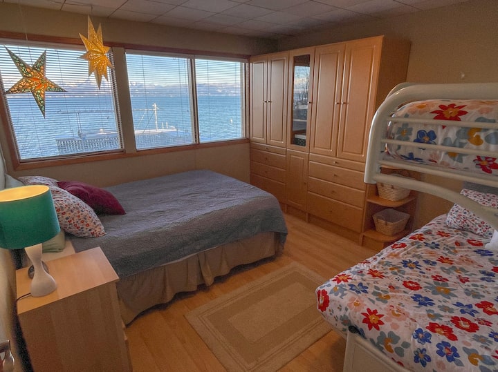 Dormitorio en la planta baja (segundo dormitorio) con una cama tamaño queen, una cama completa y una cama individual. Hay mucho espacio en el armario y los cajones, con mantas adicionales y ventilador. 