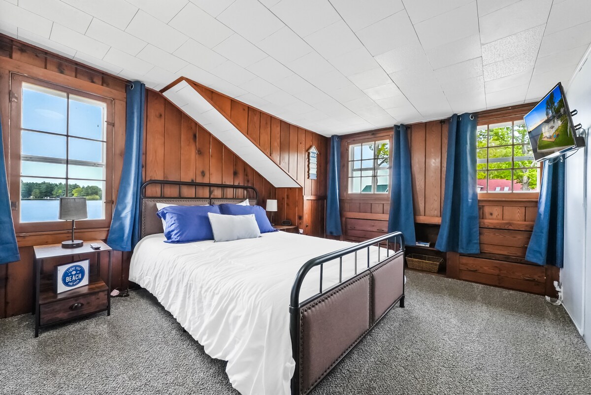 Chumba cha kulala cha 3 kina nafasi kubwa sana na mbao ngumu huongeza sifa nyingi. 