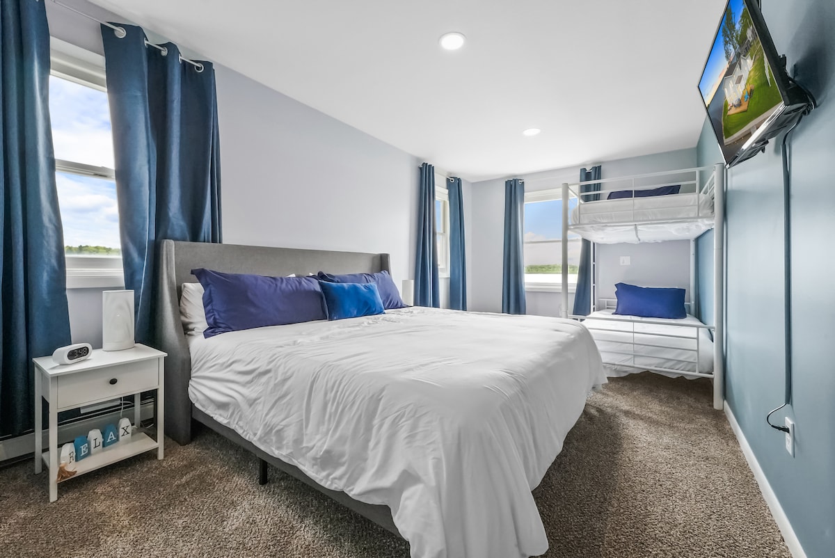 Chumba cha kulala namba 2 kina kitanda cha kifalme, vitanda viwili, na mandhari nzuri ya Big Cove.