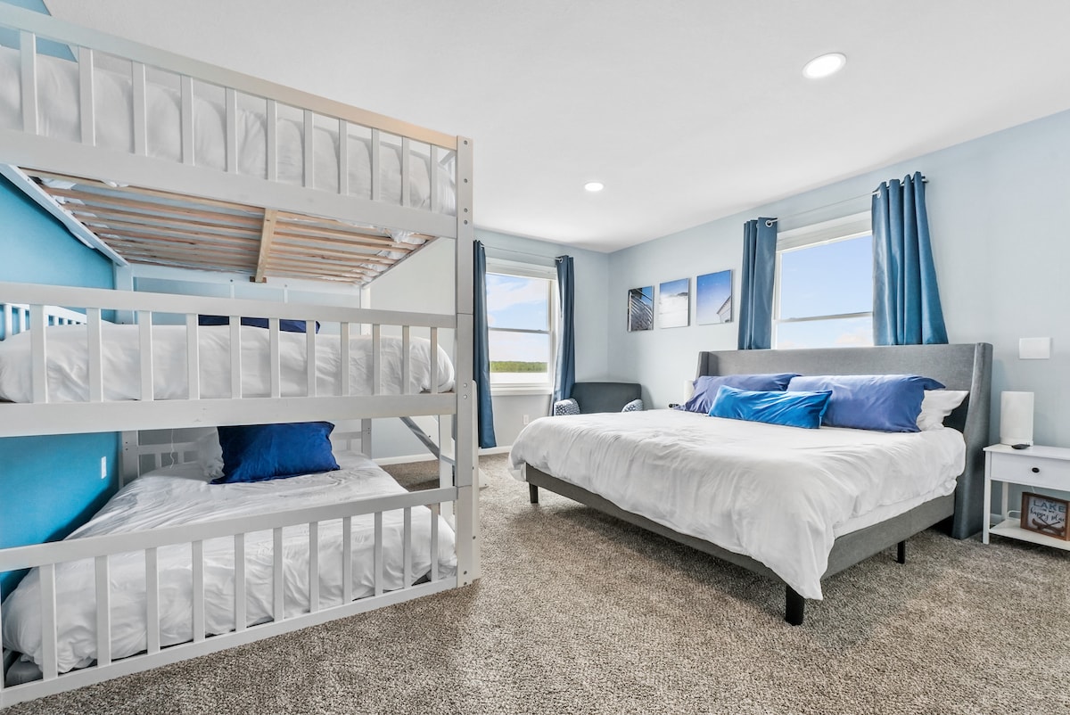 Chumba cha # 1 cha kulala kina mpangilio wa kipekee sana wa kulala. Watoto wako watapenda vitanda vitatu!