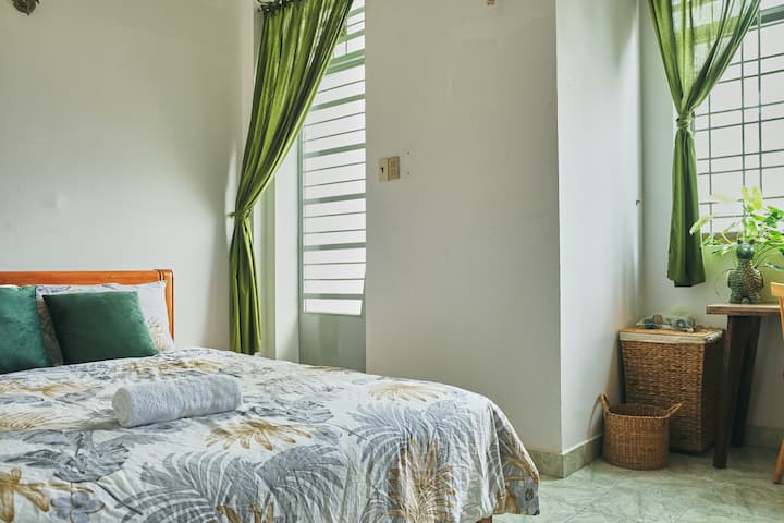 Dhoma e gjumit me dritë të drejtpërdrejtë ditore, 