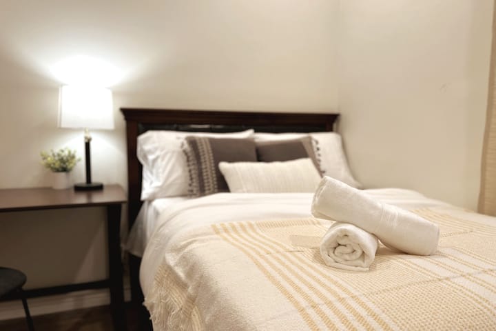 1 dhomë gjumi private me 1 banjë të bashkangjitur