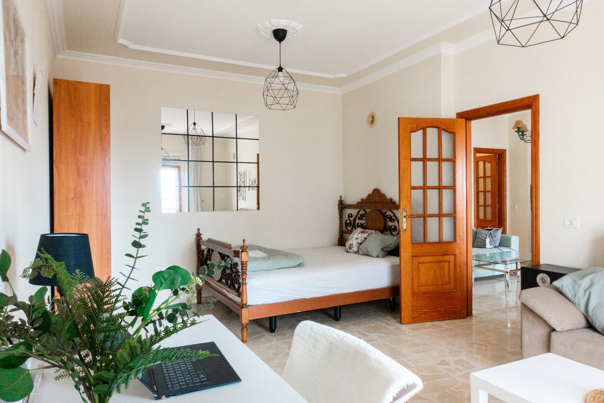 חדר שינה פרטי עם שולחן כתיבה ומיטה בגודל 150x200, ספה זוגית וארון.